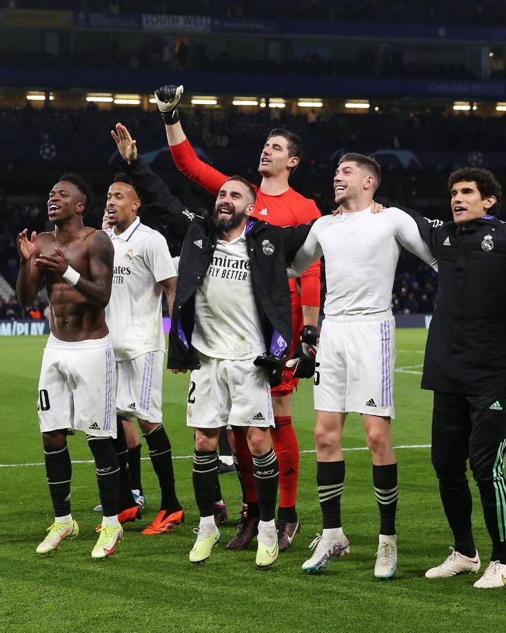Los jugadores del Real Madrid celebraron con los aficionados que viajaron a Stamford Bridge.
