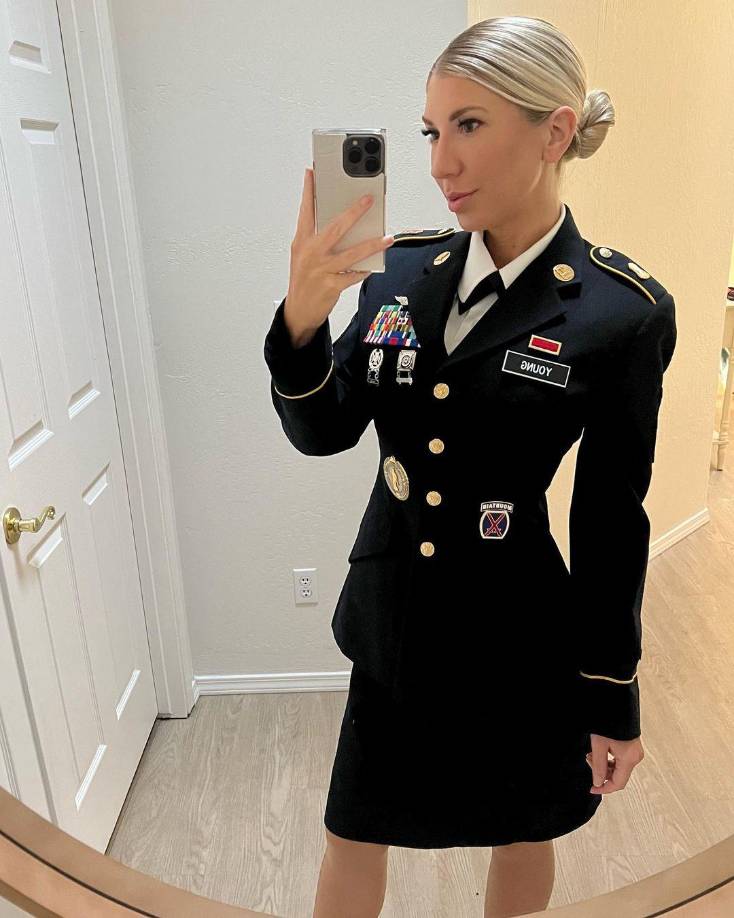 “Yo me ofrecí voluntaria para esta vida, ella no. Ella ha tenido que estar lejos de su único padre durante múltiples despliegues, asignaciones temporales y entrenamientos, sin embargo, nunca se queja”, relató.