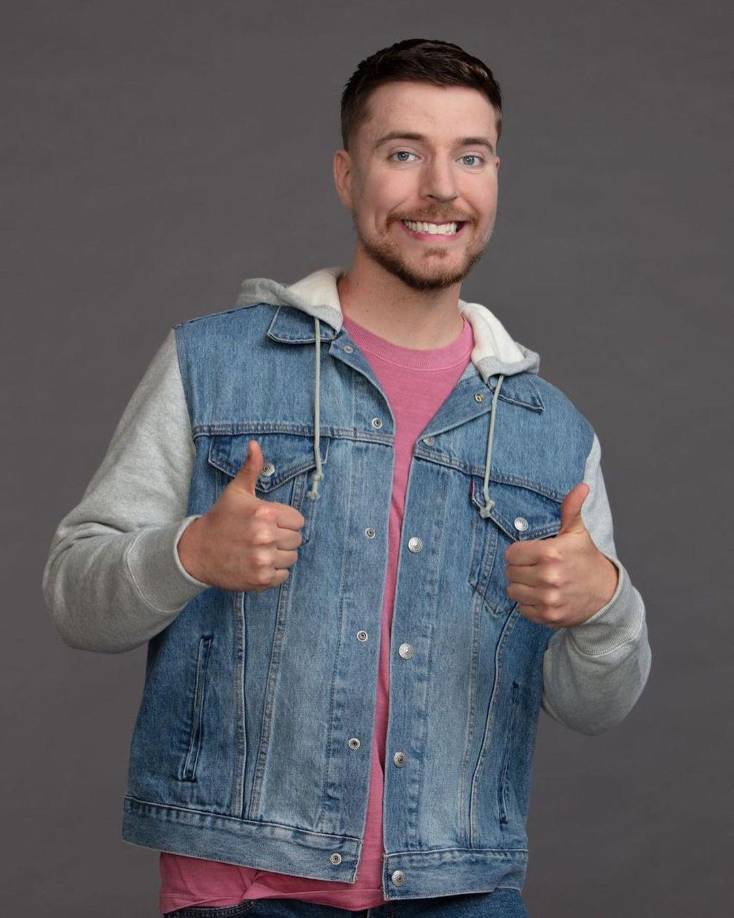 El estadounidense de 25 años cuenta con más de 200 millones de seguidores en su cuenta de YouTube y se ha caracterizado por realizar diferentes retos y acciones benéficas con el dinero que recauda como empresario.