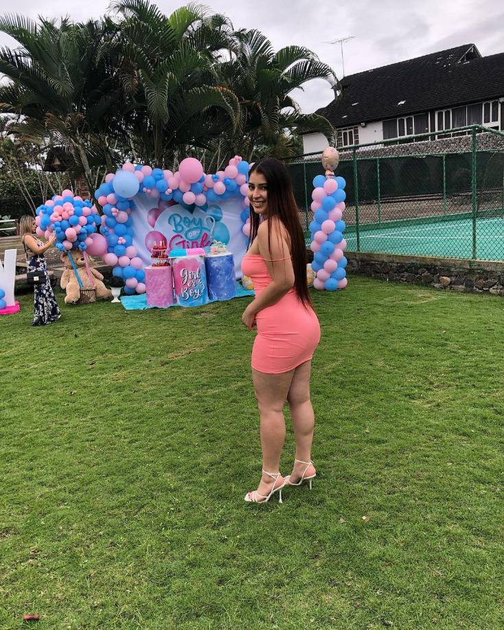 Los ingresos en ésta pueden variar, y van con base al precio de la suscripción y el número de usuarios menos la comisión de la plataforma; los pagos mensuales pueden ir desde los 4.99 dólares en adelante. Asimismo, se pueden vender contenido específico a los usuarios de manera particular a cambio de cuotas especiales.