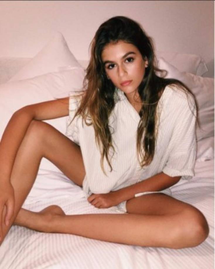 Kaia Gerber acostumbra a compartir imágenes tiernas y seductoras con sus seguidores, pero ahora ha generado una gran controversia por una foto, que para muchos no va acorde a su edad: 15 años.