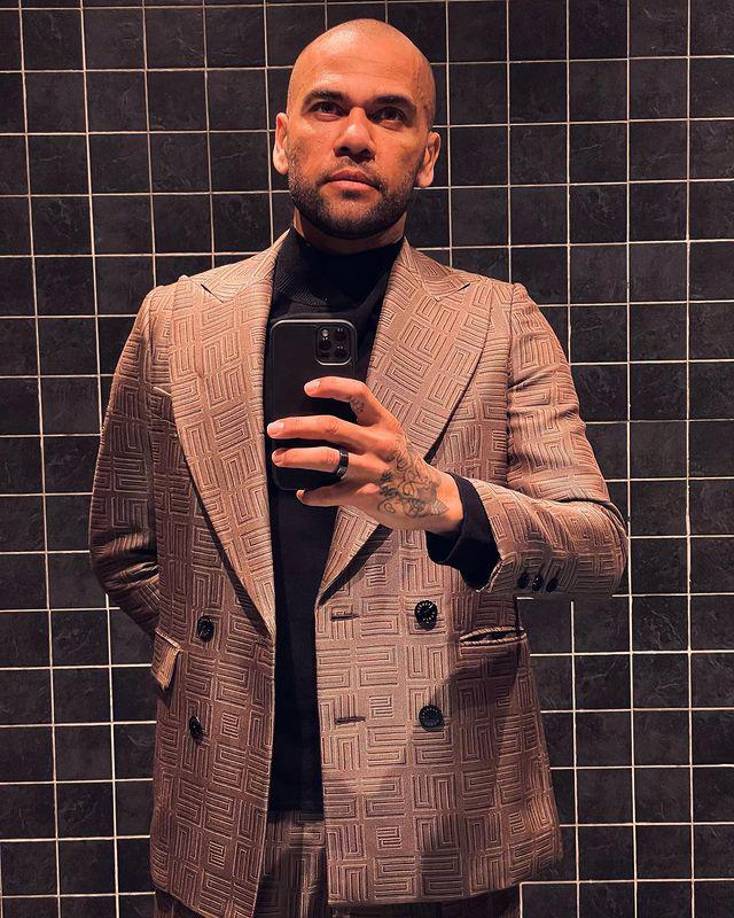 Por otra parte, Dani Alves también comparó el caso de Robinho, quien se habría fugado a Brasil tras ser acusado de violacion y habló de su “posible riesgo de fuga”.