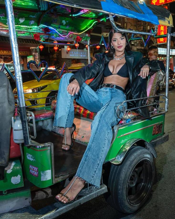 Asimismo, una de las publicaciones que más llamó la atención fue hace dos semanas, siempre en Tailandia, donde lución un top negro con mom jeans. Un look muy urbano y completamente distinto al que acotumbraba utilizar cuando era Miss Universo. 