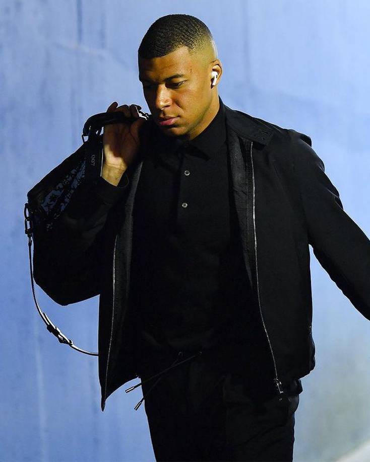 Cuenta regresiva. Según detalla Fabrizio Romano, Mbappé todavía tiene que comunicar la decisión al PSG. El conjunto parisino y el Real Madrid están a la espera. El futbolista francés se tiene que presentar este lunes a la pretemporada.