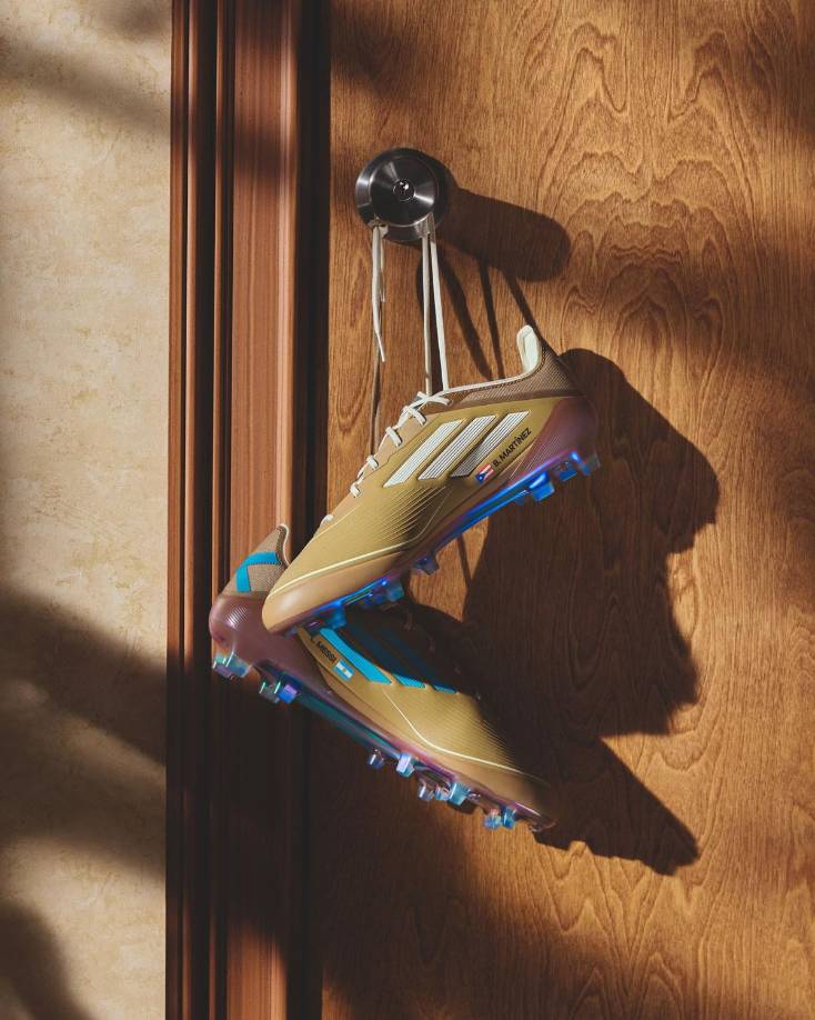 La suela de la bota es dorada para conmemorar los ocho Balones de Oro de Messi. También tiene una X azul en la parte posterior y las banderas de Puerto Rico y Argentina en el lateral de la bota.