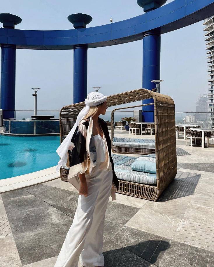  Sin perder su esencia sensual y elegante, la modelo se adapató muy bien al código de vestimenta en Dubai, utilizando prendas que cubren los hombros y las rodillas. Además, con un <i>keffiyeh o kufiya, </i>es decir, un pañuelo en la cabeza que representa un significado cultural de aquella zona. 