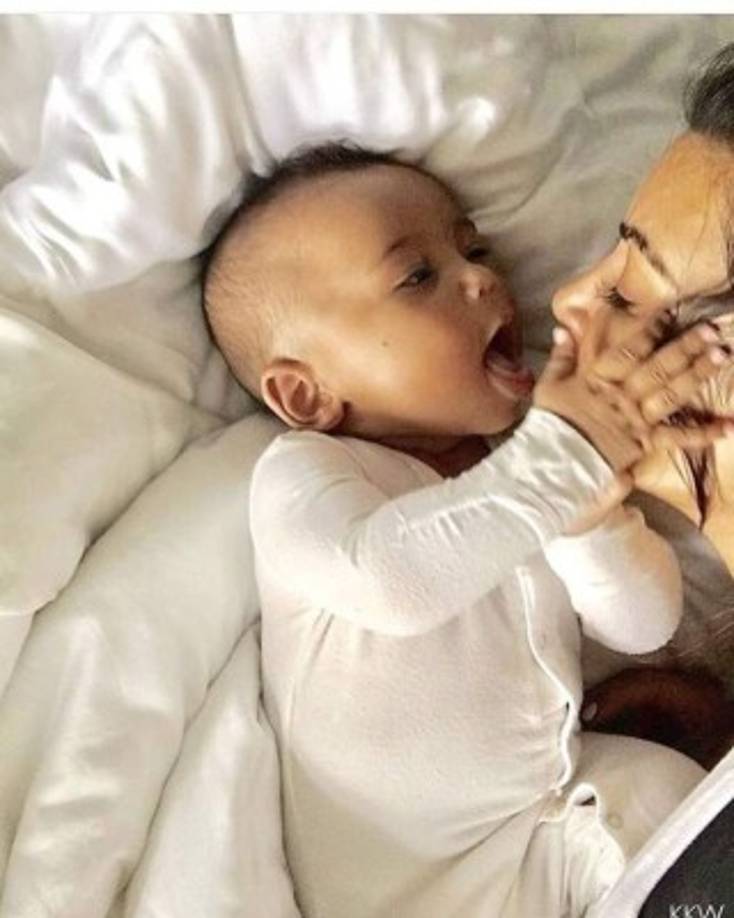 Y no solo Kim recurrió a su página para felicitar al más pequeño de la familia. Khloe usó su propia página para escribir: “¡No puedo creer lo rápido que pasa el tiempo! Ver crecer a mi pequeño Saint este año ha sido increíble.