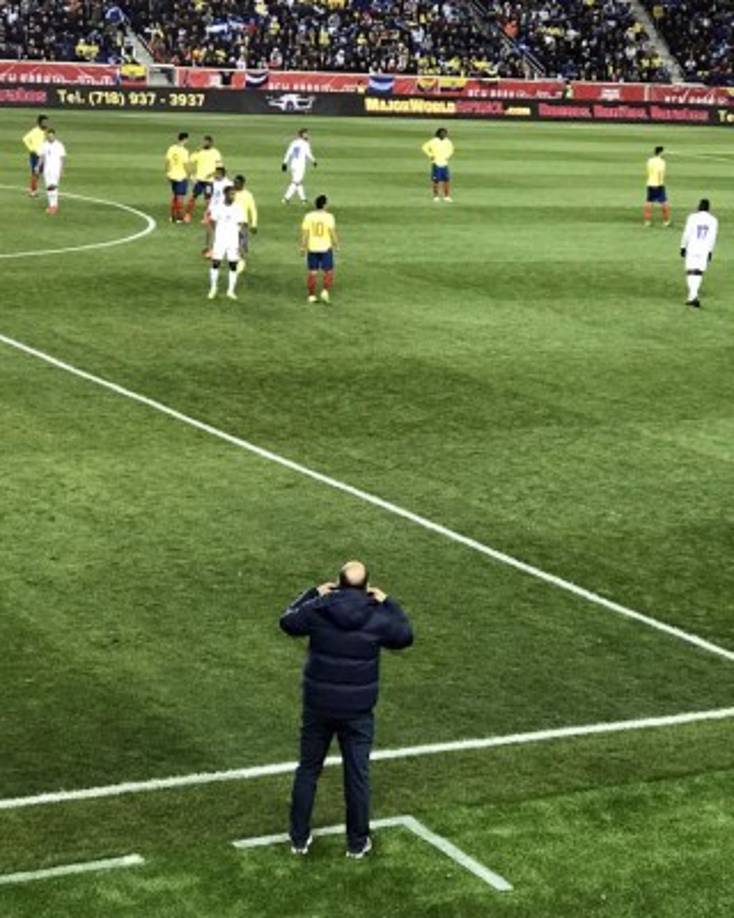 Fabián Coito estuvo haciendo gestos a los jugadores hondureños y les dio muchas indicaciones durante el partido ante Ecuador.