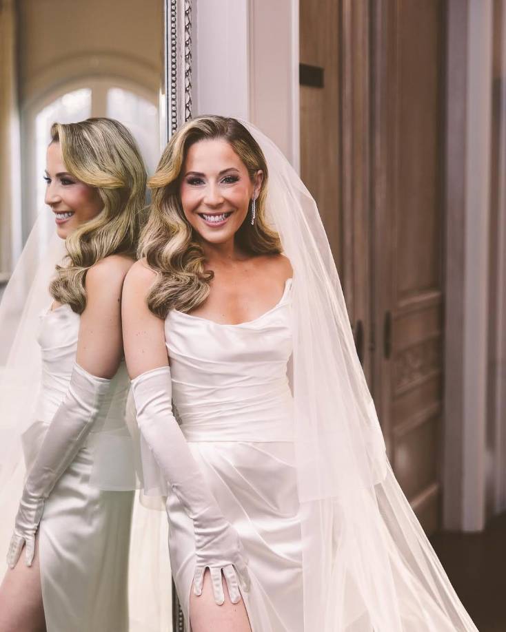 El día de su boda, Hale se presentó con un vestido de satén blanco con un velo resplandeciente y botas de taco adornadas con pedrería.