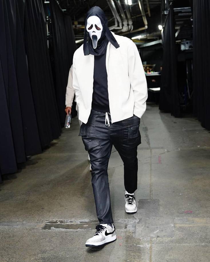 LeBron James, de Los Angeles Lakers, usando una máscara de Halloween de Scream antes del juego contra Toronto Raptors.