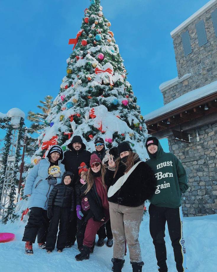 Emilio ya forma parte de la familia de Chiquis, han compartido vacaciones y celebrado momentos especiales como la Navidad.