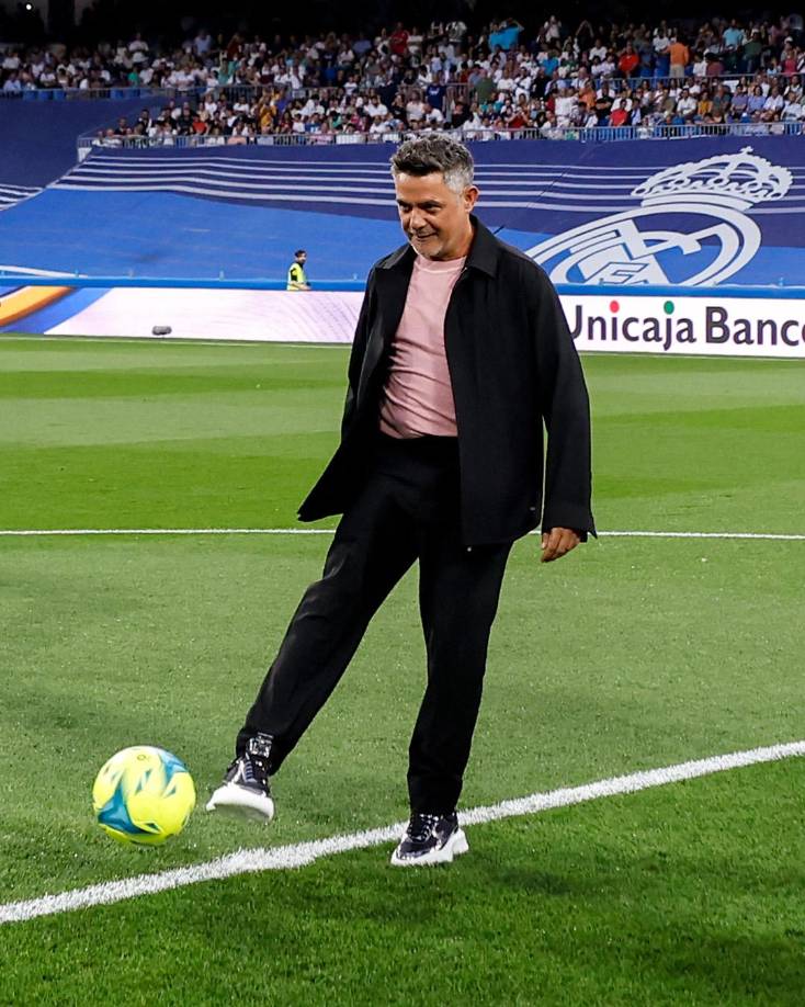 Antes de empezar el encuentro, el cantante español Alejandro Sanz realizó el saque de honor.