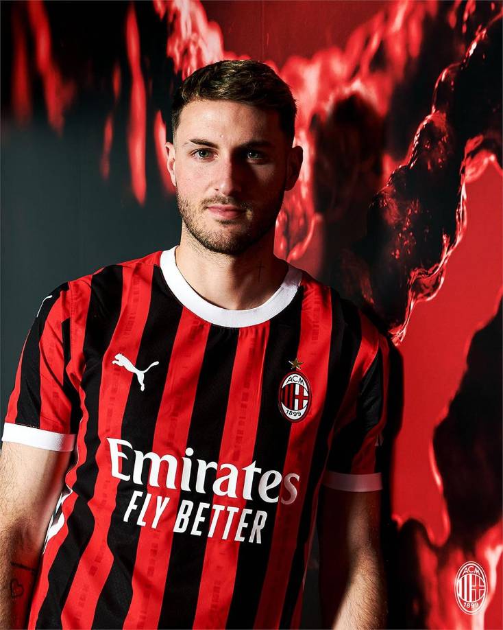 El AC Milán italiano confirmó este lunes el fichaje del delantero mexicano Santiago Giménez, que llega procedente del Feyenoord neerlandés y que cubre el hueco dejado con la marcha del español Álvaro Morata al Galatasaray turco.