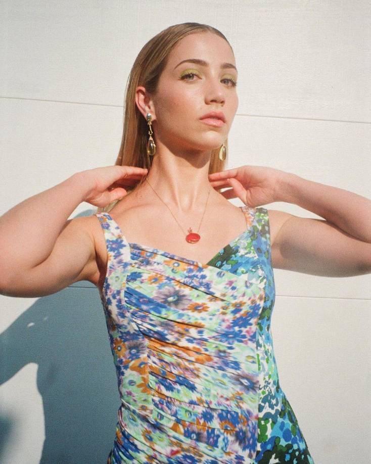 Además de su éxito en la gran pantalla, Emily Rudd fue elegida para el papel recurrente de Clara en la serie de Prime Video, Hunters. Esta serie, consta de tres temporadas.