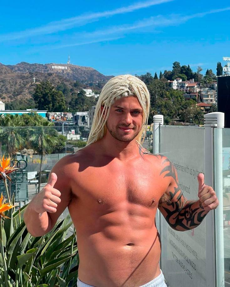 En diálogo con The Sun, llegó a contar cómo había sido su primera experiencia como actor ‘nopor’: “Fue aterrador, estar en mi primer set, el cámara era un irlandés grande y calvo, daba bastante miedo y tenía que sacar mi pene delante de él y empezar a tener sexo. Yo estaba desnudo y sudando, y resbalado en el sofá por culpa de mi propio sudor. Yo era sólo un desastre que goteaba”.