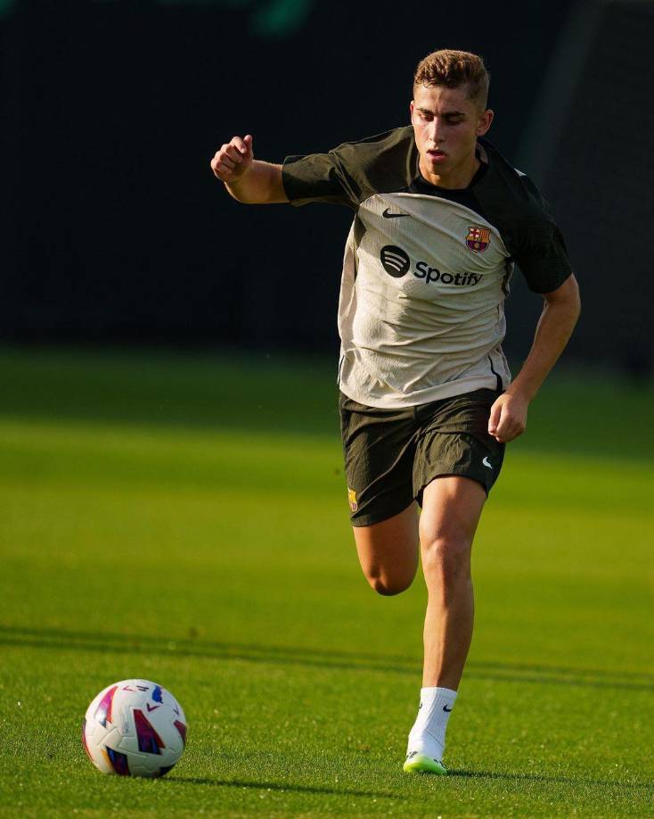 El futbolista llegó procedente del Real Betis y desde su llegada ha dejado una buena imagen, tanto que Xavi lo tomó en cuenta para formar parte de la gira por Estados Unidos.