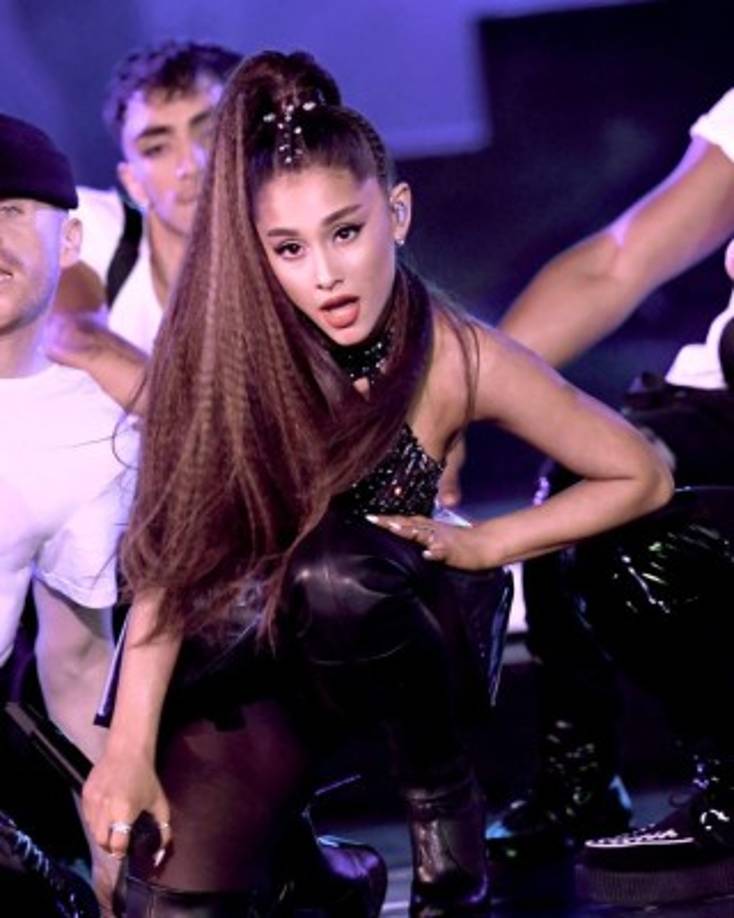 Desde que su carrera musical despegara uno de los rasgos inconfundibles de Ariana Grande ha sido su cola de caballo alta, pero esta vez la joven de 24 años cambió su look por uno más fresco que le favorece.