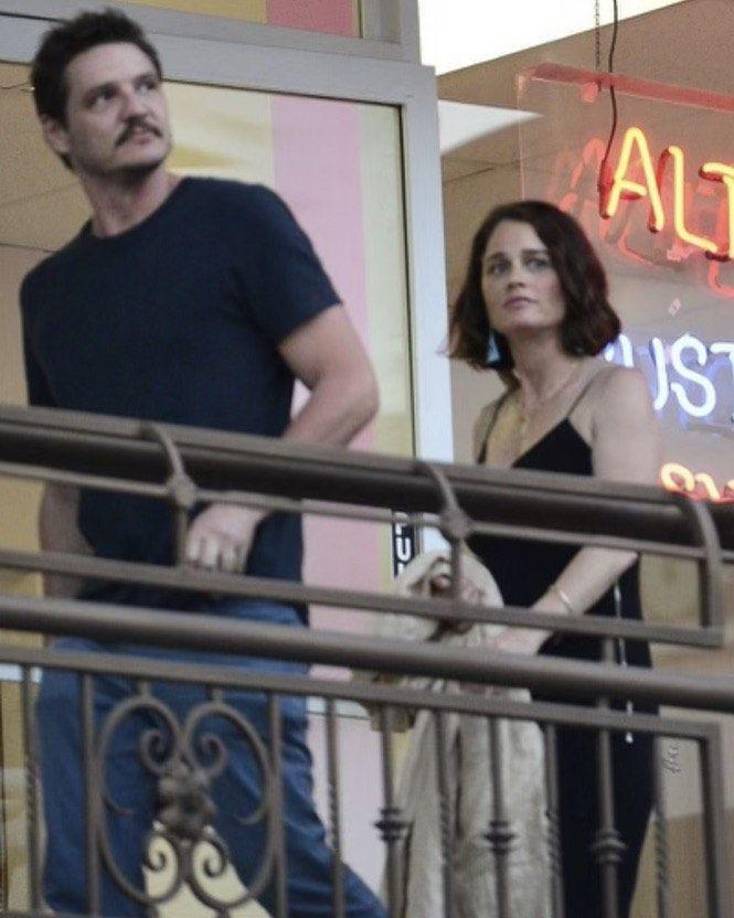 En 2015 existieron también rumores de que la actriz Robin Tunney, protagonista de la serie El Mentalista, y Pascal estaban juntos cuando los fotografiaron saliendo del restaurante Sushi Park en Los Ángeles. Asistían a varios eventos juntos, ninguno de los dos pareció interesado en abordar ese rumor. 