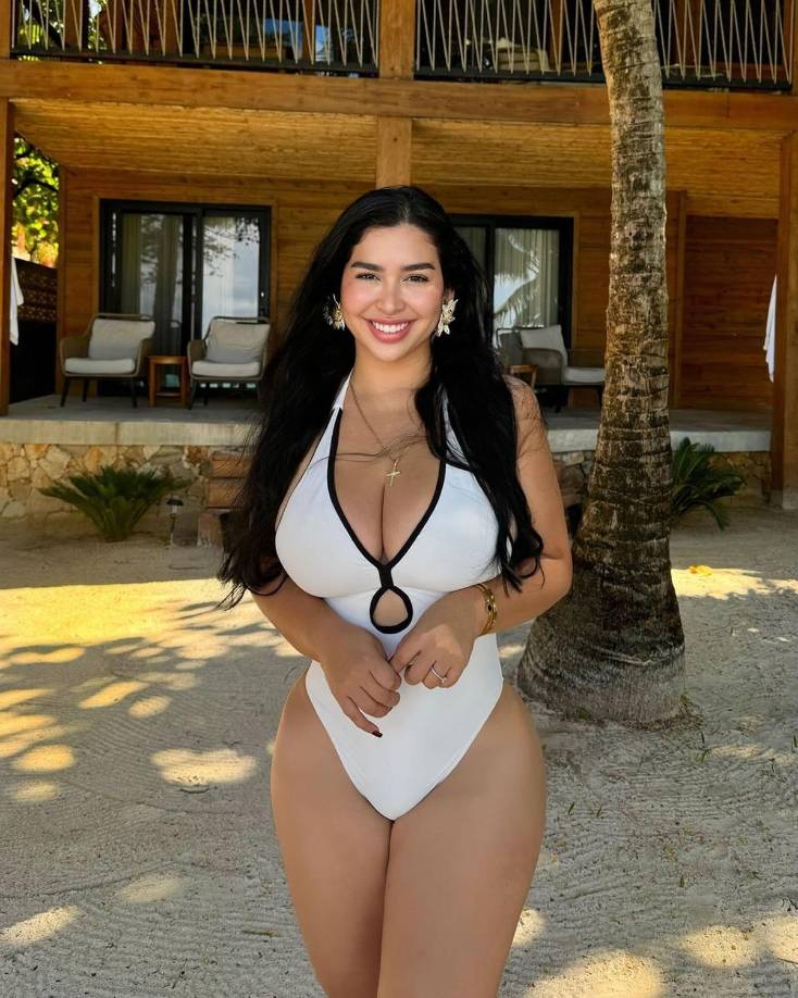 La linda influencer colombiana está arrasando con esas imágenes desde las playas de Roatán.