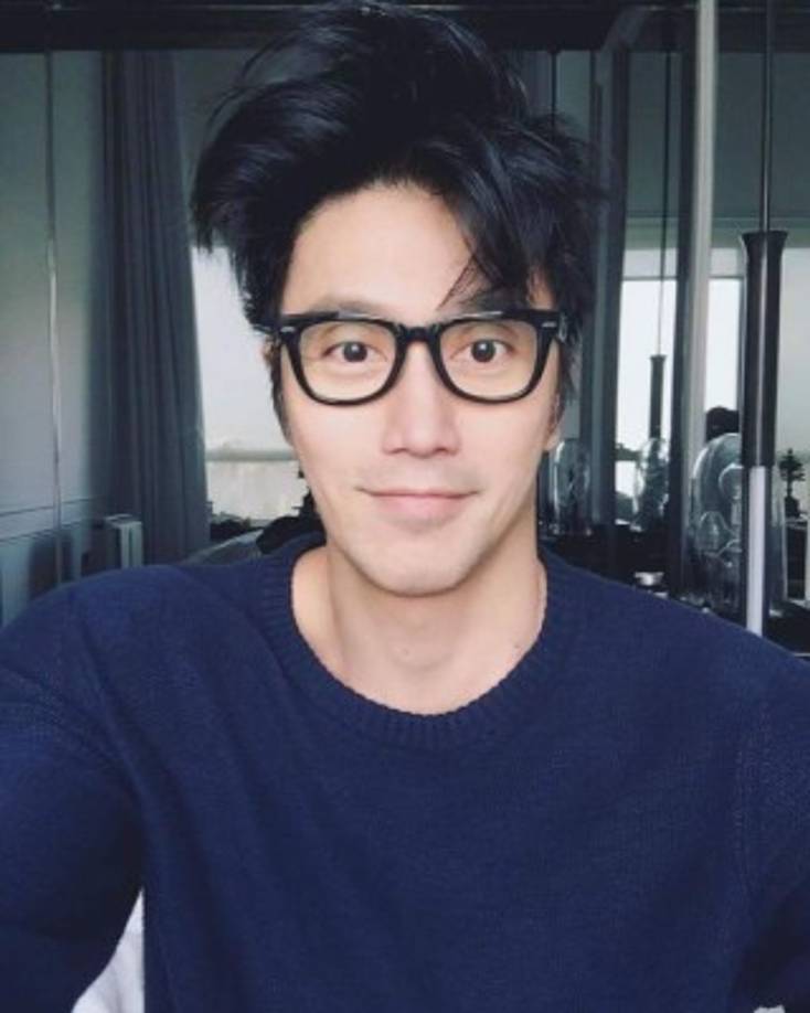 30 años después, aún conserva su rostro 'de niño'.