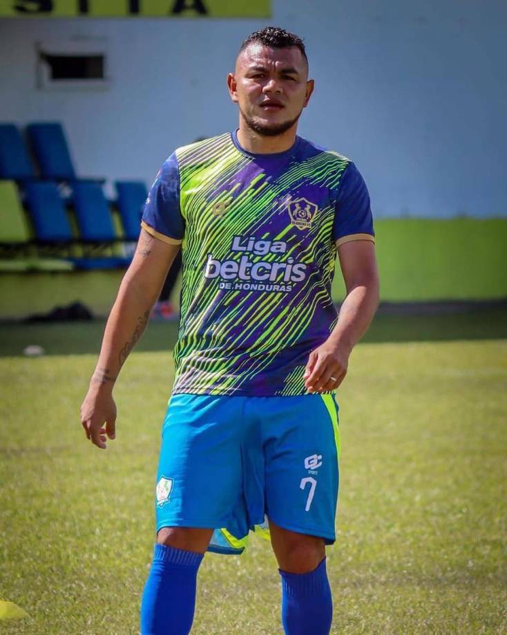 Mario Martínez - En entrevista al programa ‘Minuto 90’, el mediocampista expresó que aún sigue sin definir su futuro. “Me comunicó la directiva de Potros que quiere seguir conmigo, Real España me llamó. Soy muy agradecido, la primera opción la tiene Potros, aunque también pasa por el tema familiar”.