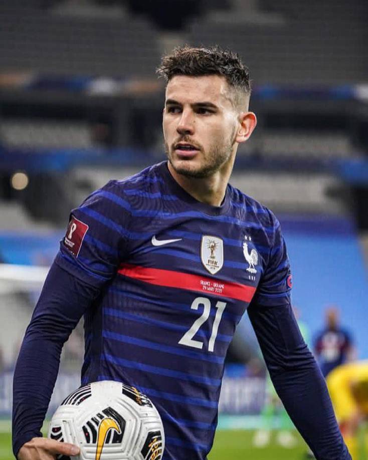 Más adelante se reconciliaron y el futbolista fue detenido por romper la orden de alejamiento.