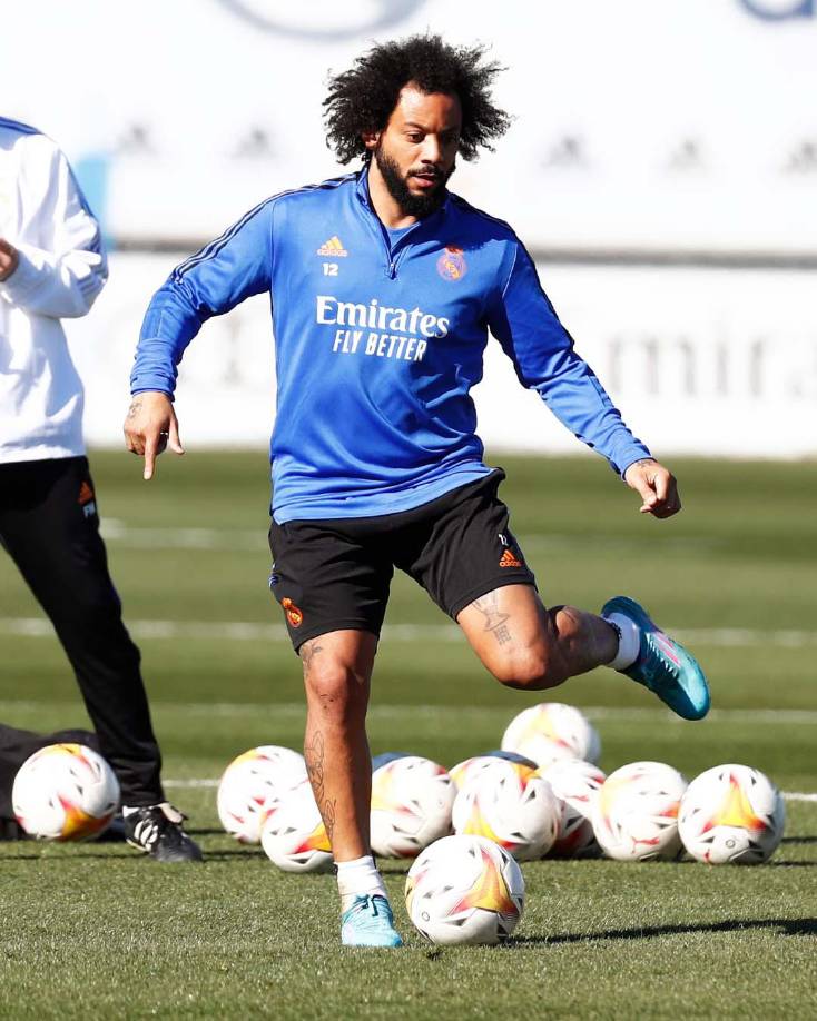 Marcelo: El lateral brasileño tampoco continuará en las filas del Real Madrid y se menciona que podría volver a su natal Brasil.