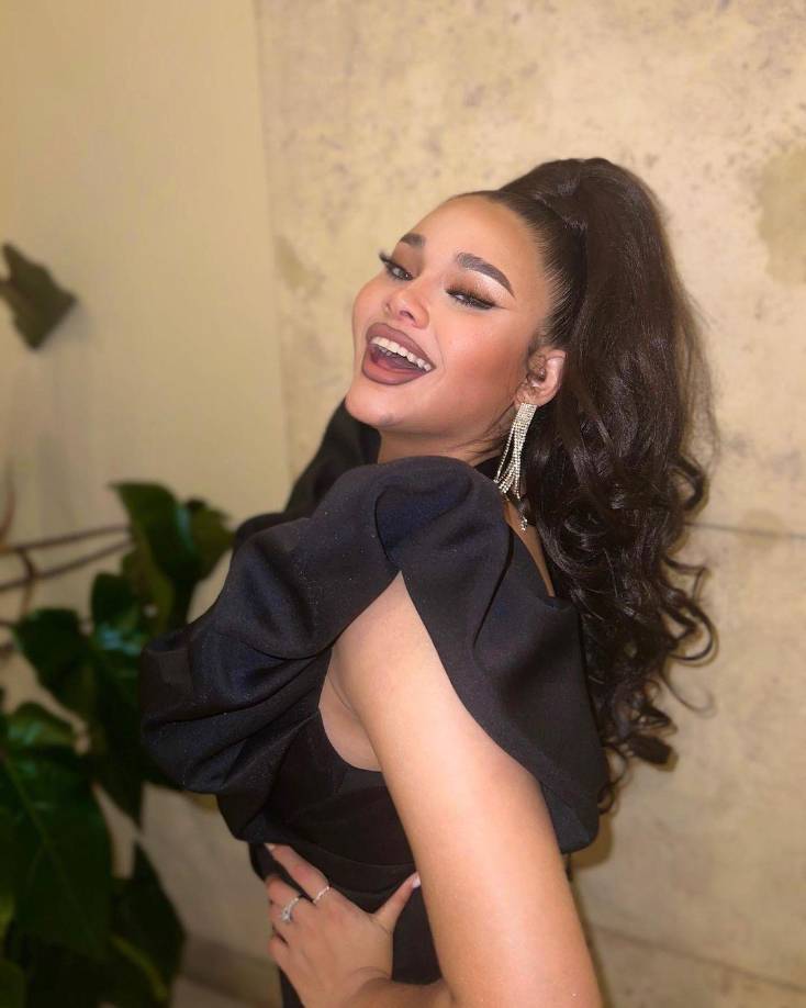 Cesia Saenz cantante y ganadora de La Academia, México 2022. Por su triunfo en el concurso, obtuvo un contrato con Sony Music con quiénes a lanzado exitosos sencillos como la colaboración con Dany Ocean en la canción Me rehúso.