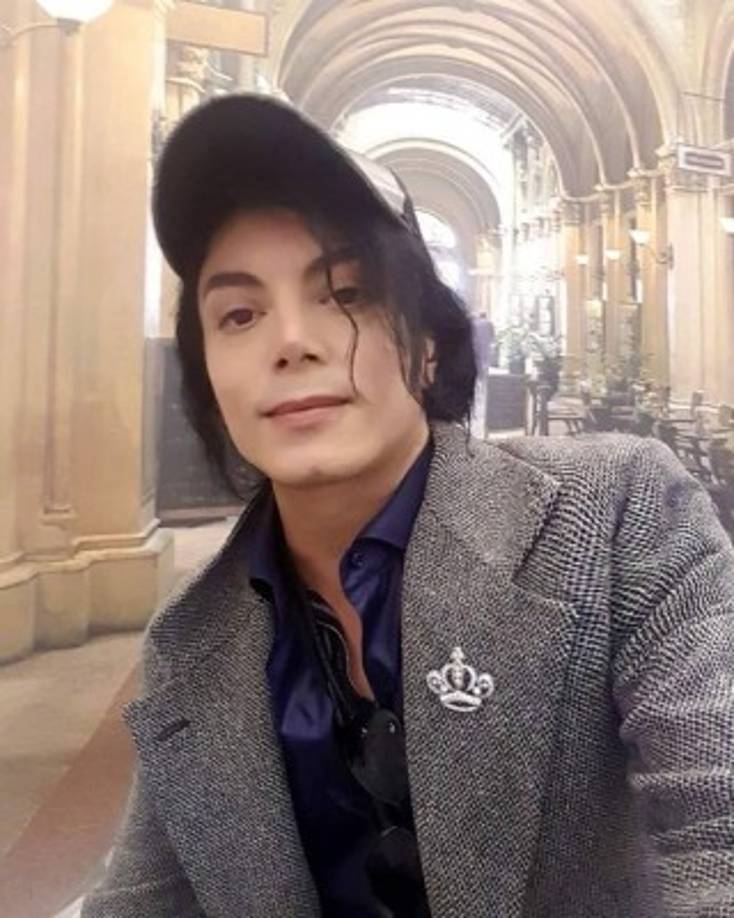 Sergio nació en España y fue descubierto en 1987, cuando un periodista lo vio saliendo de la escuela. <br/>