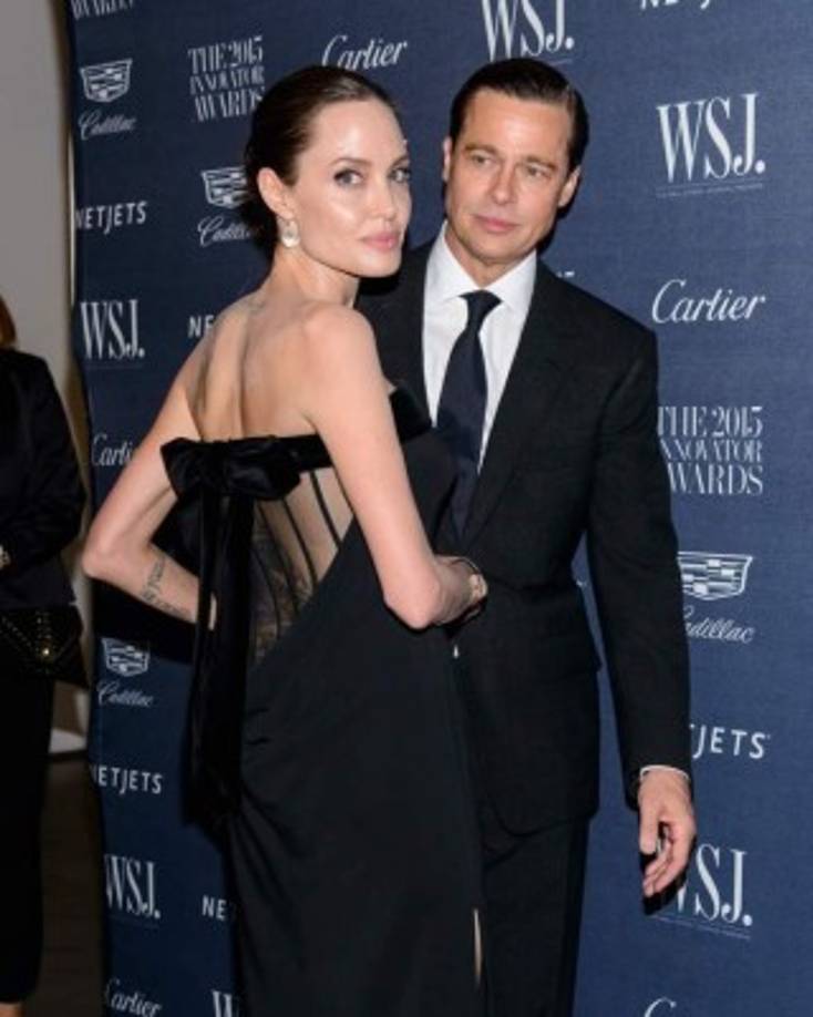 1. Angelina le pide divorcio a Pitt por abuso de licor y altercado con hijo.<br/>En septiembre, la actriz Angelina Jolie presentó demanda de divorcio contra Brad Pitt, alegando “diferencias irreconciliables”. La pareja se casó el sábado 23 de agosto de 2014 en una pequeña capilla de Chateau Miraval de Provenza, Francia, en una ceremonia íntima a la que solo asistieron familiares y amigos. Sus hijos se encargaron de decorar el vestido de Angelina.