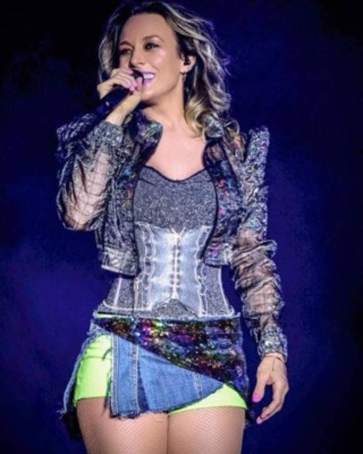 No se sabe por qué, pero a partir de cierto punto en su vida decidió dejar la vestimenta de colegiala y adoptó un estilo más clásico y normie.