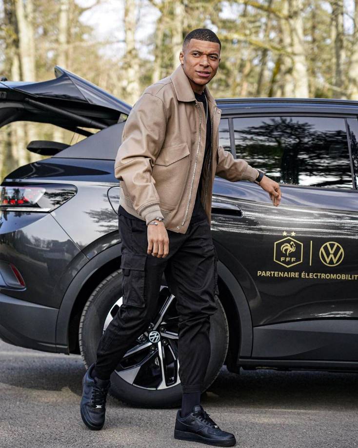 Mbappé afirma que no tiene prisa por sacar la licencia. Otro de los motivos se debe a que la fama y ocupaciones deportivas lo tienen separado de una vida “normal” para cualquier otro adulto joven como él.