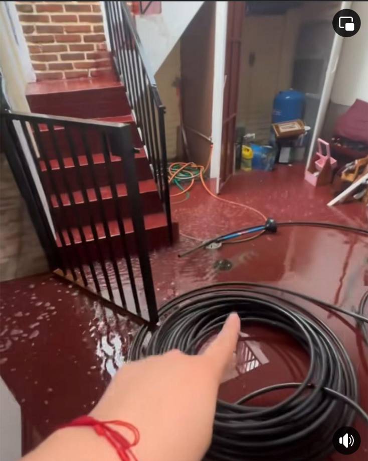 ”Aquí están los desagües, Carlos ya les hizo de todo, pero el agua no se va porque hay demasiada agua afuera, las calles están rebalsadas por eso no se va”, relató Cesia. 