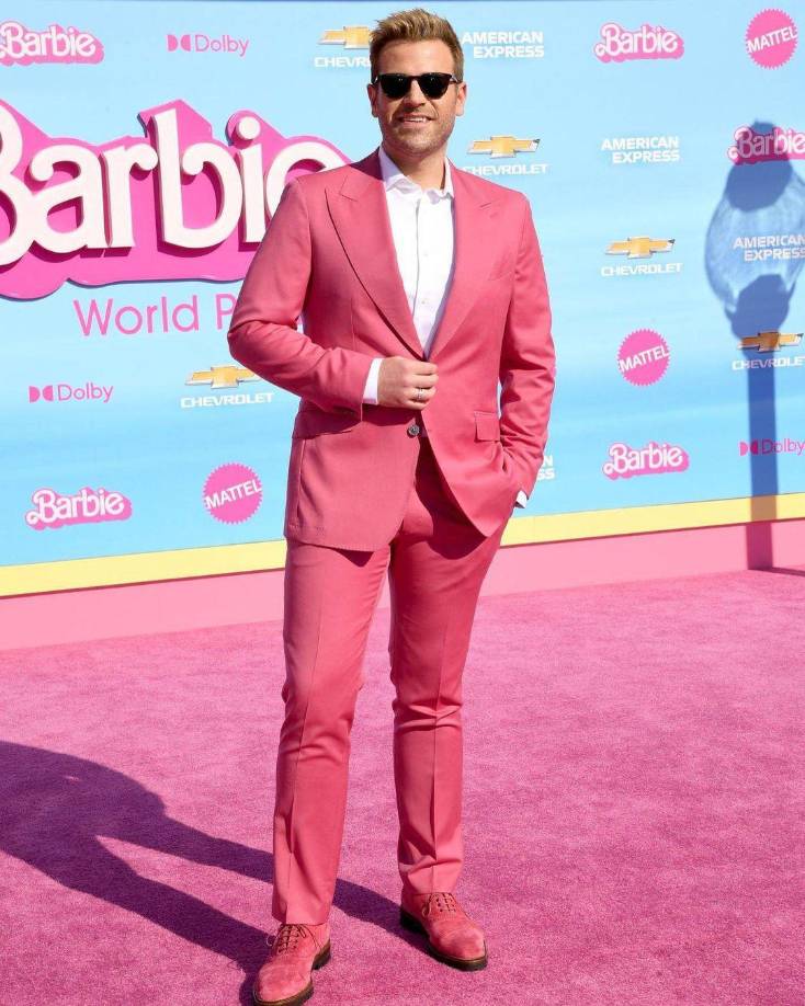 Scott Evans es hermano del famoso Chris Evans. Ha centrado su carrera en la televisión. Su debut en la pequeña pantalla fue en la famosa novela de Estados Unidos, One Life to Live (2008-2010). En dicha producción donde interpretaba al policía Oliver Fish, el primer personaje gay en la trama. En su vida real, el actor también es homosexual, se lo confesó a su familia cuando tenía 19 años, pero lo ocultó por su emergente carrera actoral.