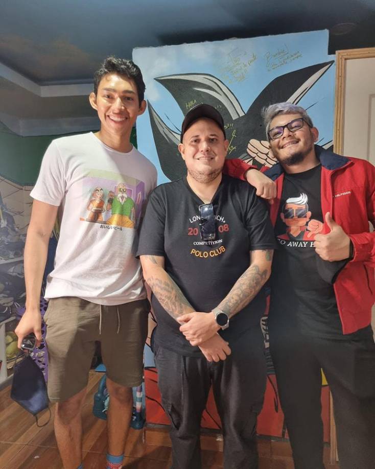 El salvadoreño llegó anoche y estuvo acompañado por el organizador del evento Sahin Argueta y Bambiel (Rojo).