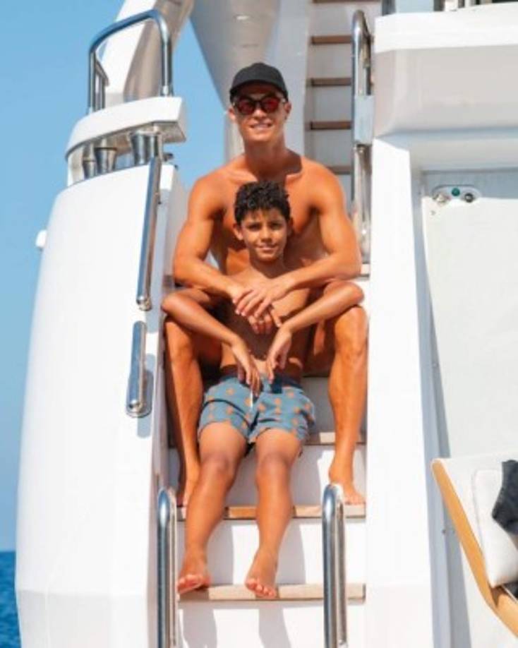 Cristiano Ronaldo (36 años) ha adelantado sus vacaciones y junto a su pareja y sus hijos ha viajado hasta las cristalinas aguas de Mallorca.