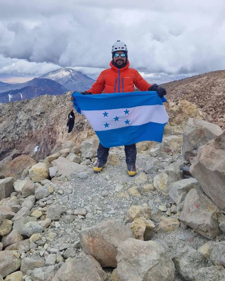 Las imágenes compartidas del logro muestran a Josué Medina portando con orgullo la Bandera de Honduras desde las alturas, reflejando no solo su amor por el deporte, sino también su deseo de llevar en alto el nombre de Honduras en escenarios internacionales de alta montaña. 