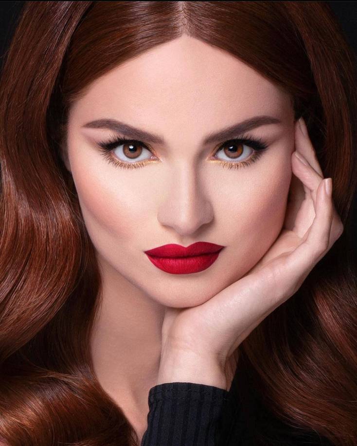 La joven sucesora de Zuheilyn Clemente posee una belleza admirable, una tez blanca de porcelana, ojos café claros, cabello color cobrizo y contextura delgada. 