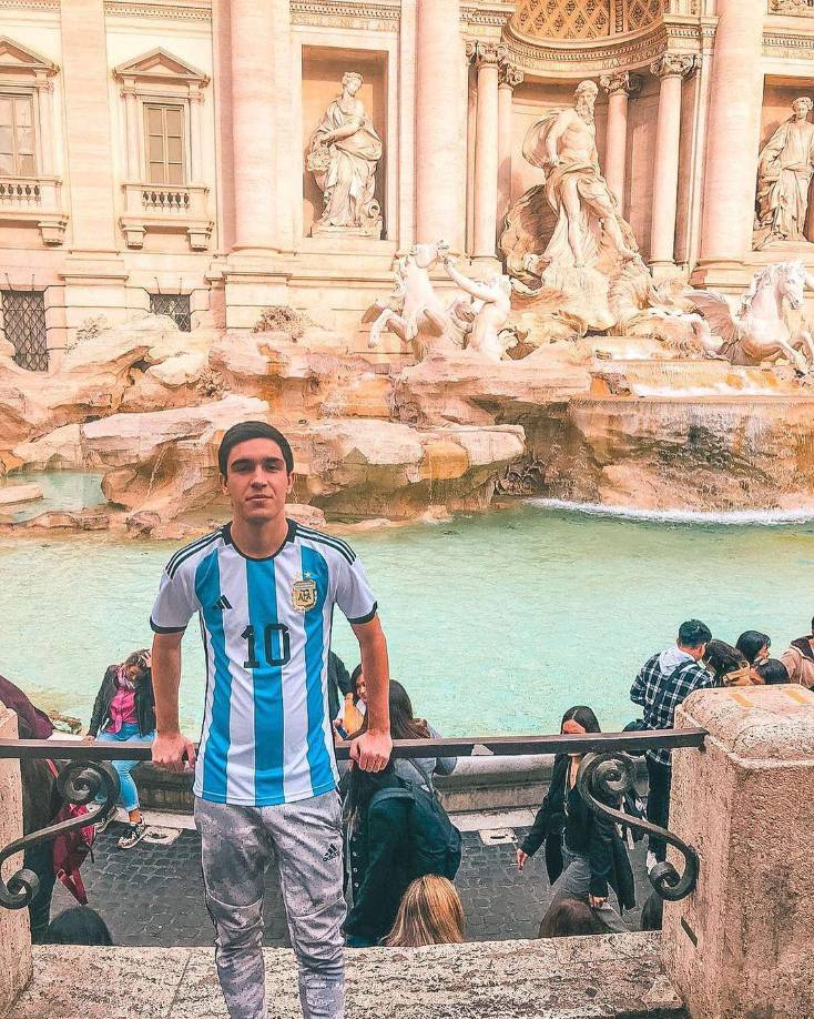 Aunque la gente de seguridad le advirtió que llamarían a la policía, Juan no quería irse sin conocer a su ídolo. Messi fue a entrenar y regresó y nada pasaba.