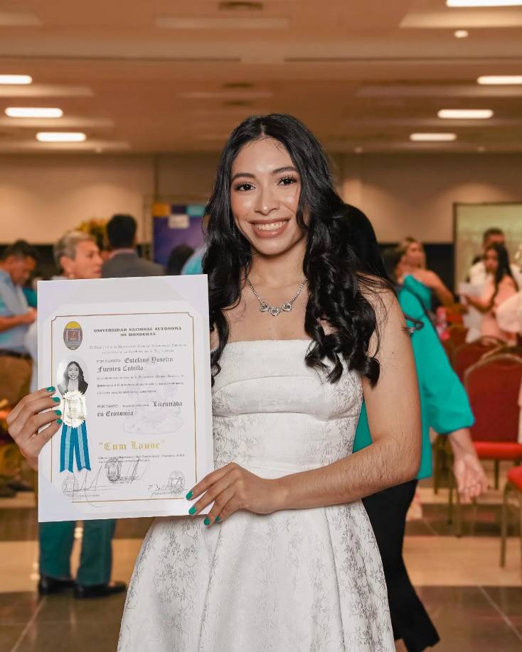 Estefany logró culminar su licenciatura en Economía y así lució el jueves 19 de septiembre en los actos de graduación de la UNAH-VS. Ella formó parte de los 598 nuevos profesionales que graduó el alma mater.