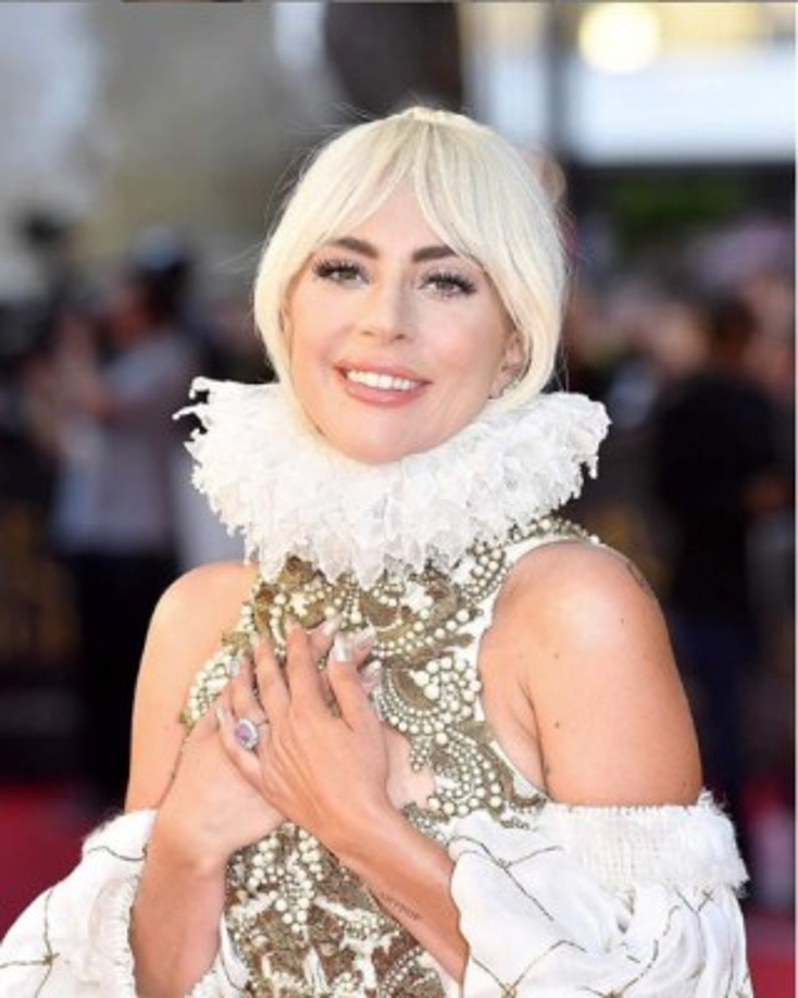 Gaga ha dejado atrás ese estilo alocado y se viste normal. Definitivamente se ve hermosa.