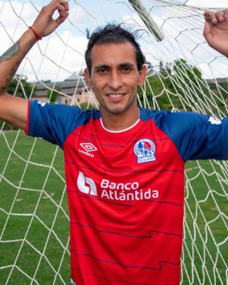 Cristian Maidana posando muy contento con la segunda indumentaria del Olimpia.