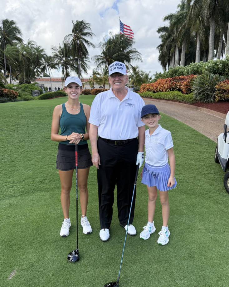 Trump junto a dos de sus diez nietos.