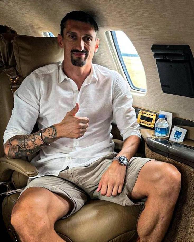 OFICIAL / El Trabzonspor confirmó este miércoles el fichaje de Stefan Savic, que ya viaja hasta la ciudad turca para sumarse a su nuevo equipo, según informó el propio club en un mensaje oficial, después de nueve temporadas y 297 partidos con el Atlético de Madrid, con el que ganó tres títulos a las órdenes de Diego Simeone.