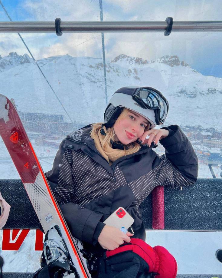 Policías le dan la licencia de conducir a influencer “por linda”