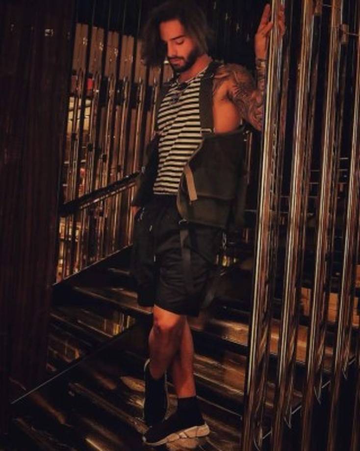 En otra foto publicada por él mismo aparece bajando las escaleras de forma coqueta, pero no con la galantería que sus fans desean...<br/><br/>'ya sal del closet ni Ricki Martín dio tantas señales'; 'No soy homofóbico ni nada de eso pero ese man cada vez veo q esta mas raro 😂😂😂' son algunos de los comentarios que generó la publicación.<br/>