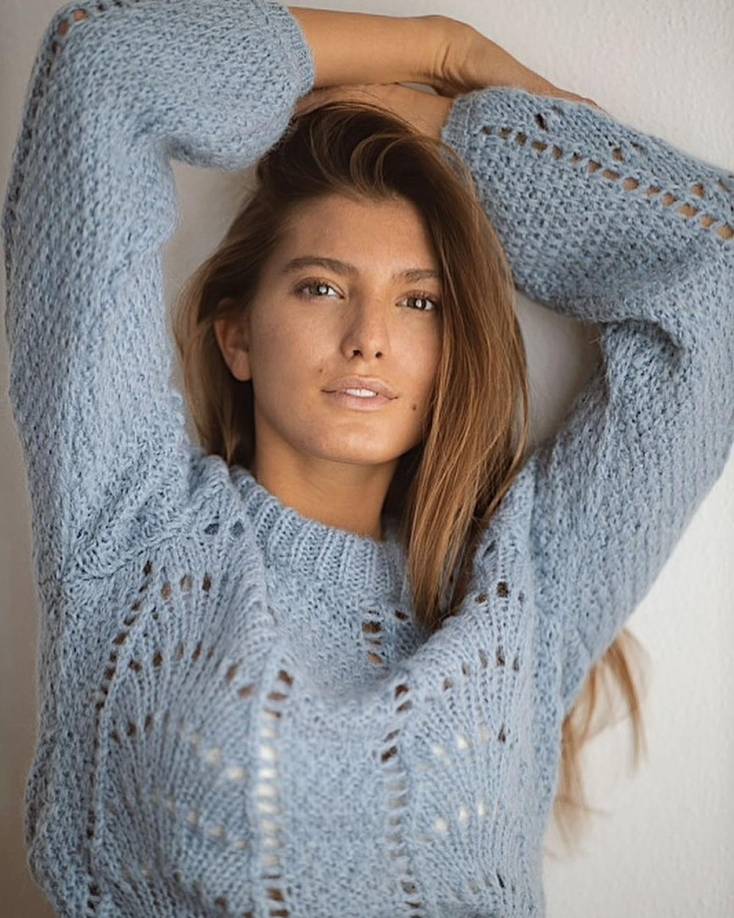 El padre de la modelo, Reihard, es cirujano de columna y exjefe de una escuela de surf, que una vez fue propietario de tres escuelas de surf en La Garda, en el sur de Francia.