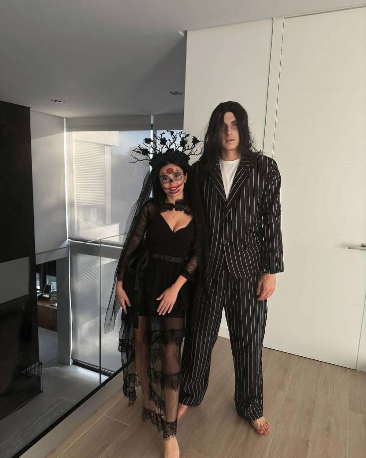 Andriy Lunin, portero del Real Madrid, se disfrazó de Los locos Addams junto a su mujer Anastasia Tamazova.