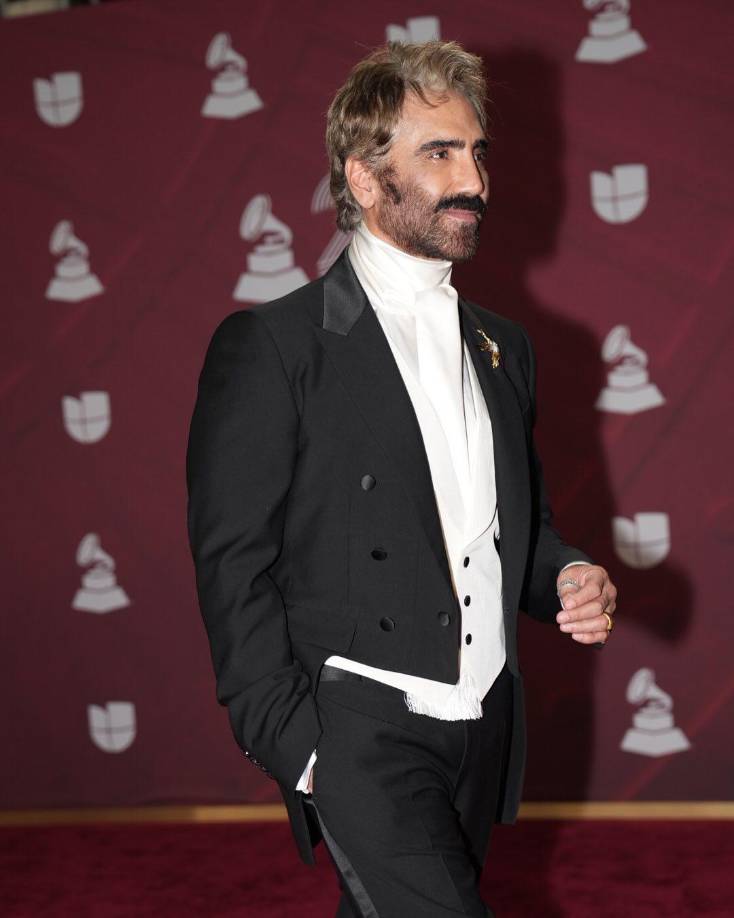 “Hace tres años, en este día tan especial para los mexicanos, mi padre partió. Gracias por el cariño que le dieron”, expresó emocionado antes de interpretar “Estos celos” y “Lástima que seas ajena”, en tributo a Vicente Fernández.