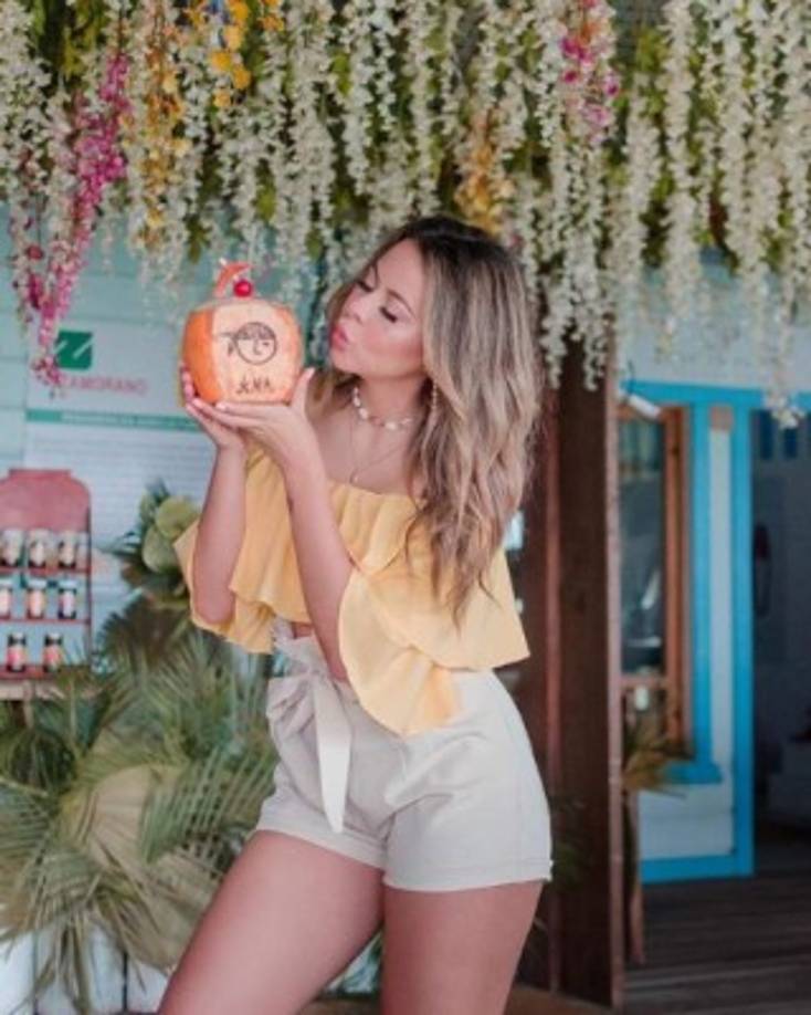 Este fin de semana la guapa y telentosa hondureña se dejó ver en las hermosas playas de Roatán.